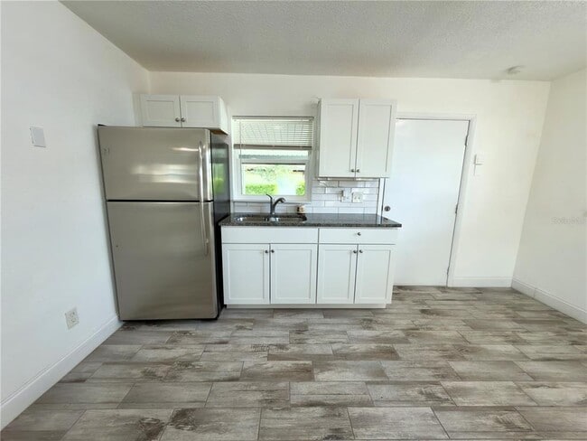 Building Photo - 1227 Bloxam Ave