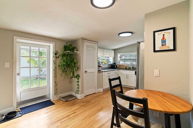 Building Photo - 548 NE 9th Ave