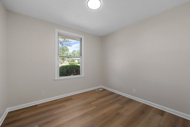 Building Photo - Close to Ft. Campbell! Renovated 3 Bed 2 Bath Home!