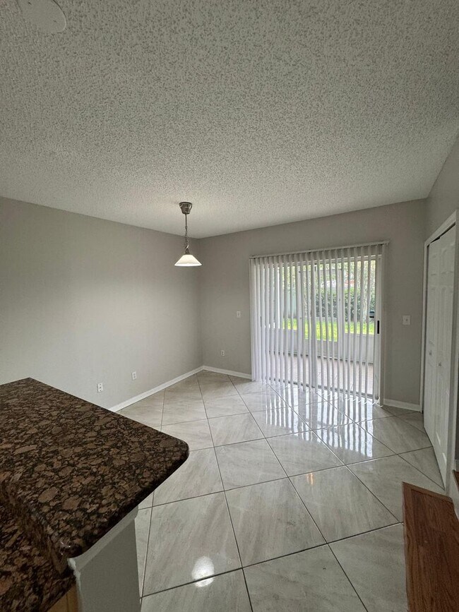 Building Photo - SPACIOUS, BEAUTIFUL 3 BEDROOM 2.5 BATH TOW...