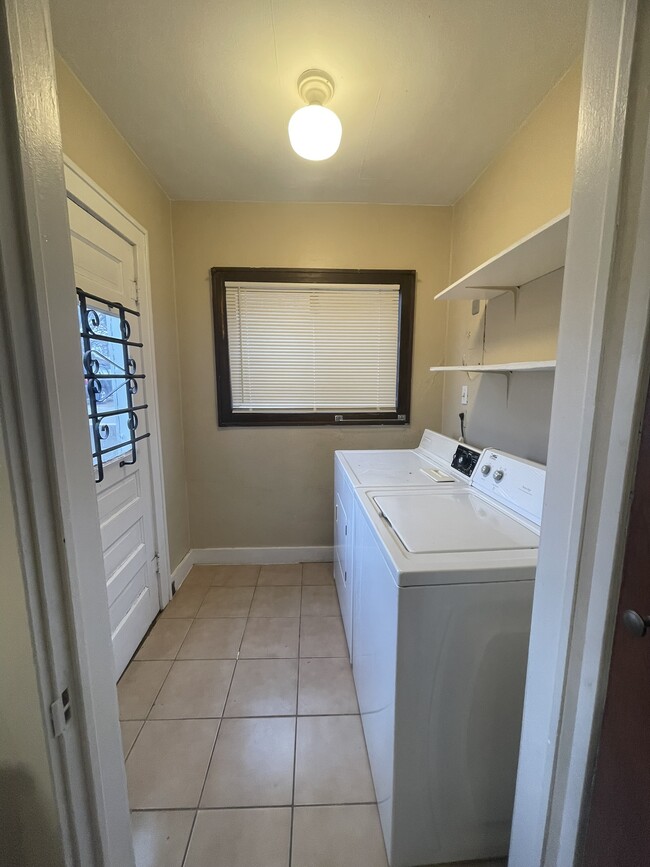 Building Photo - 407 Vassar Dr SE