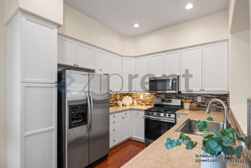 Building Photo - 896 Towne Dr