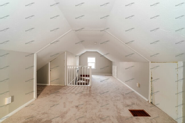 Building Photo - 985 S Yearling Rd