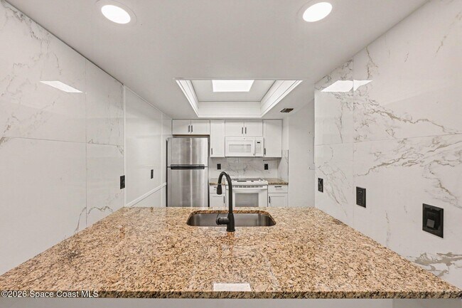 Building Photo - 3100-3111 Sir Hamilton Cir