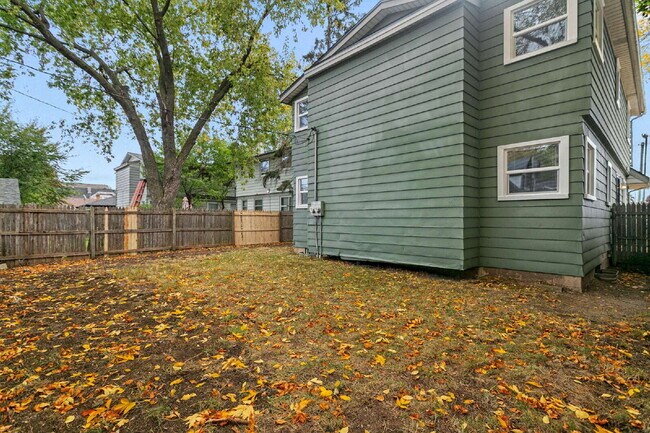 Building Photo - Big, Bold, and Beautiful Upper Unit!