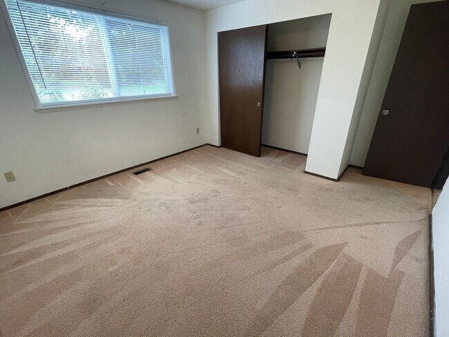 Building Photo - 2 Bedroom, 1 Bathroom Duplex in Blaine