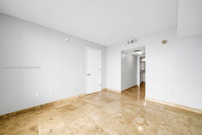 Building Photo - 1800 N Bayshore Dr