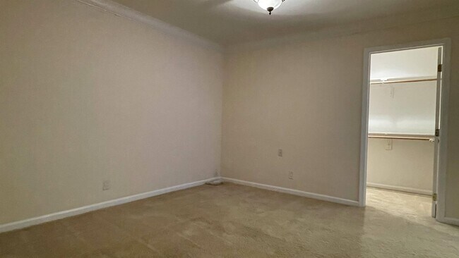 Building Photo - 960 Branham Ln