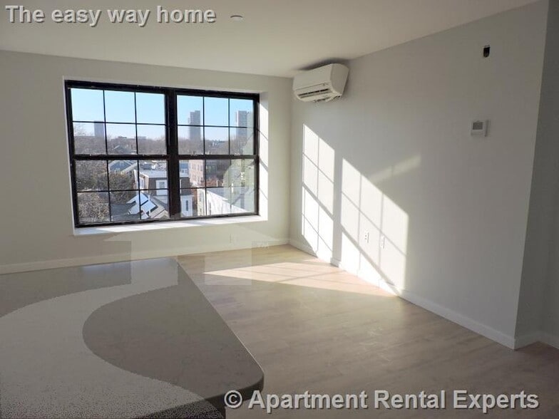 Building Photo - 10 Soden St