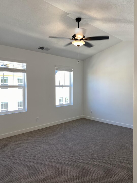 Building Photo - 638 N Autumn Ash Cir