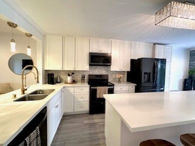 Building Photo - Remodeled One Story 2 Bed 1 Bath Condo in ...