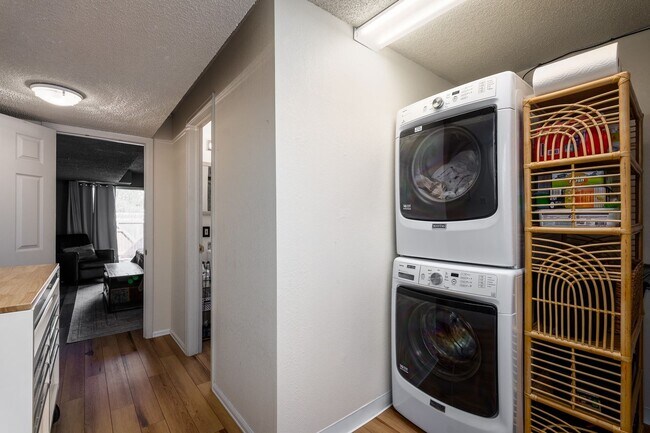 Building Photo - Stunning Townhome with Mountain Views in R...