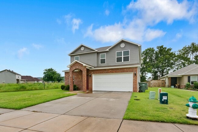 Building Photo - Beautiful home Located in desirable west Fayetteville neighborhood with playground