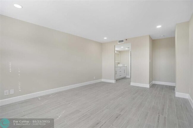 Building Photo - 3200 Port Royale Dr N