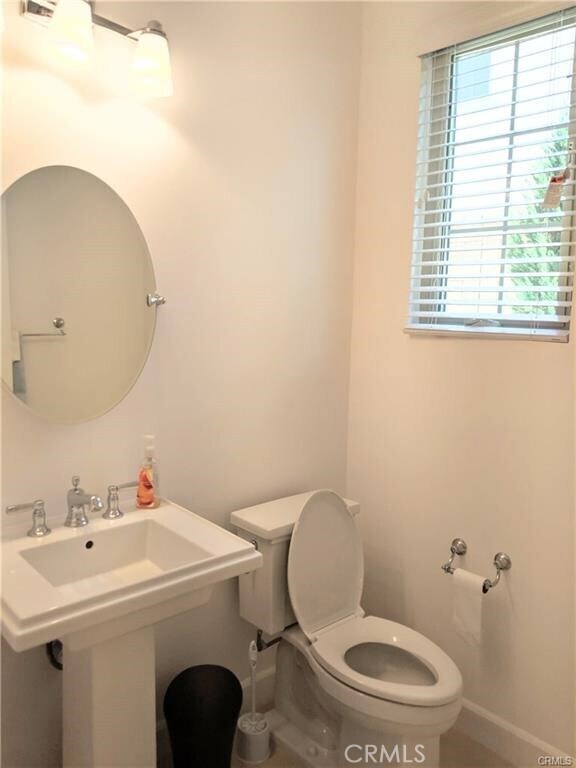 Building Photo - 62 Acorn