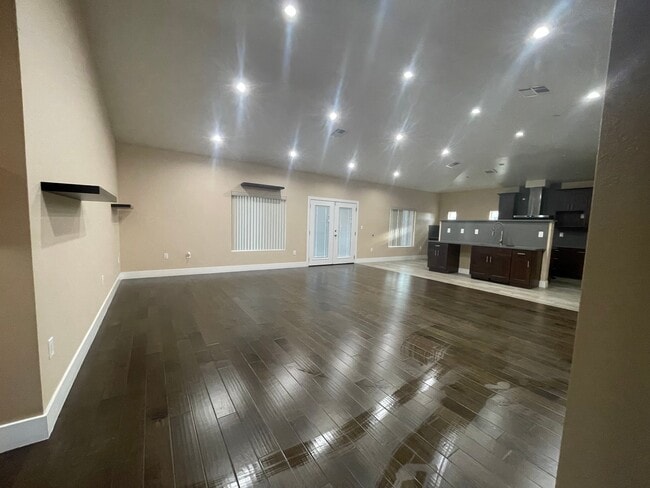 Building Photo - 17515 Live Oak St