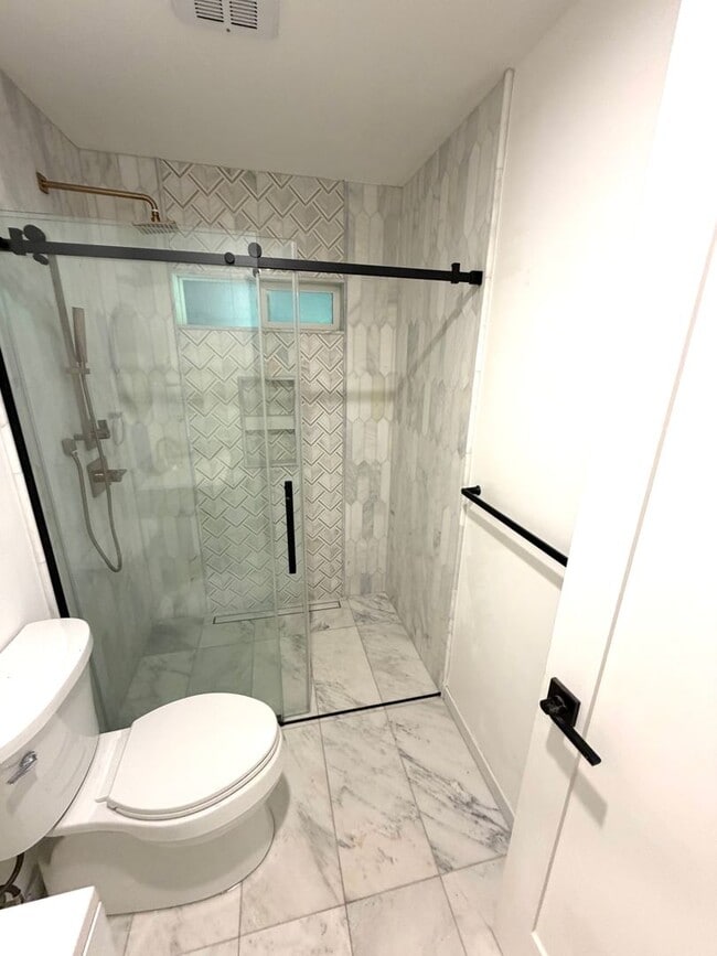 Building Photo - Tastefully remodeled Midtown Sacramento Apartment with Private Backyard Patio!