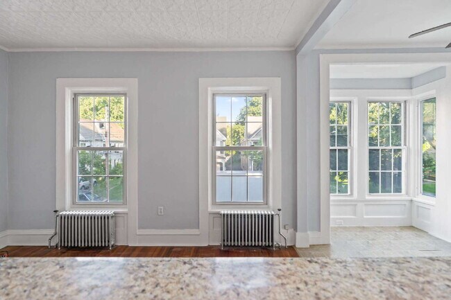 Building Photo - "Charming 1-Bedroom Retreat in the Heart o...