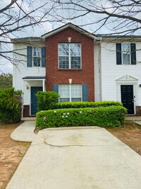Building Photo - 3 bedrooms /2.5 baths - Renovated Townhous...