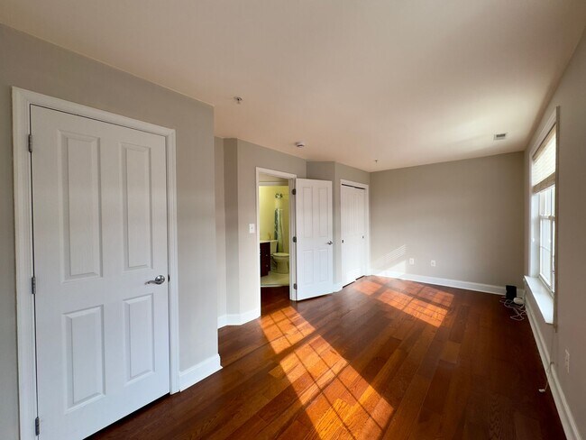 Building Photo - Charming 4 Bedroom/3.5 Bathroom Townhome with In-Unit Laundry in Pigtown, Baltimore, MD!