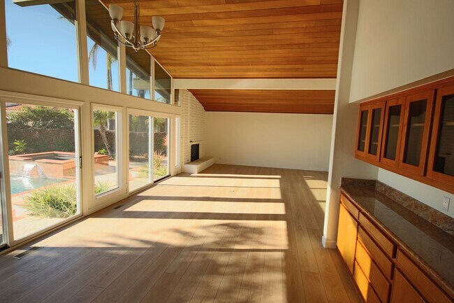 Building Photo - Amazing La Jolla North PB home with panoramic views of the ocean, bay and downtown