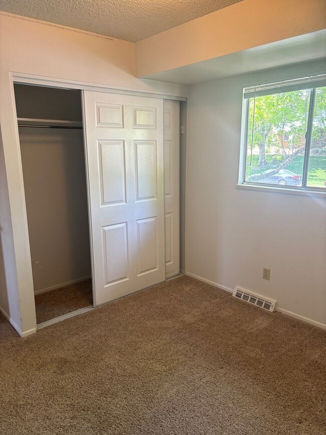 Building Photo - Updated 3bd/2.5ba Townhome in Lakewood