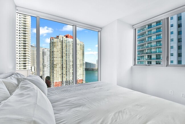 Building Photo - 1300 Brickell Bay Dr