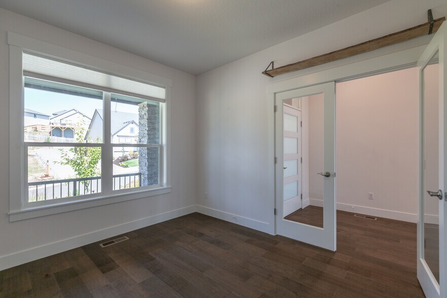 Den - 3352 NE Spruce Dr