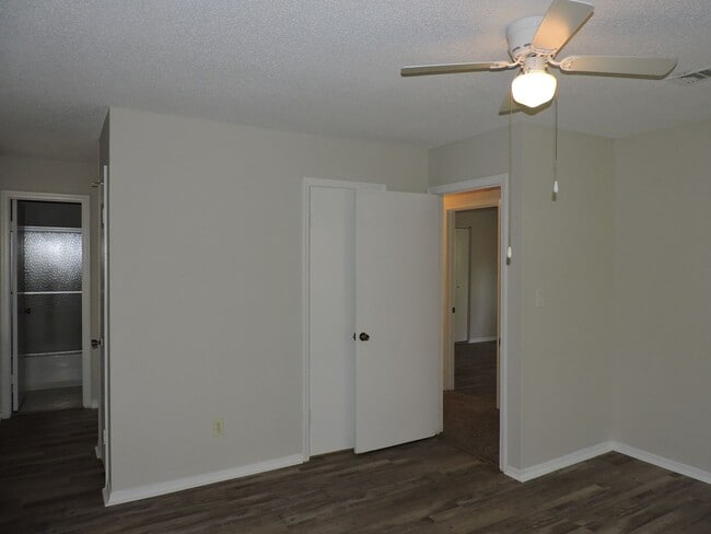 Building Photo - Great location in northeast Pensacola!