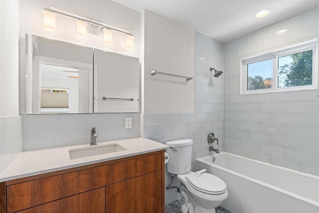 Building Photo - 5405 Fairmont Cir