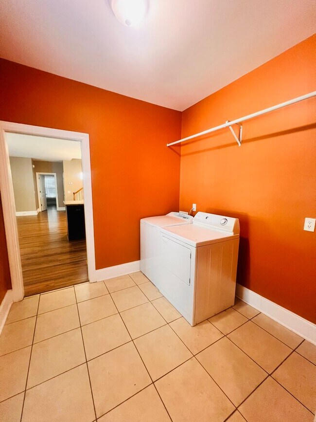 Building Photo - Tucked Away 3 Bedroom Gem on Private Road ...