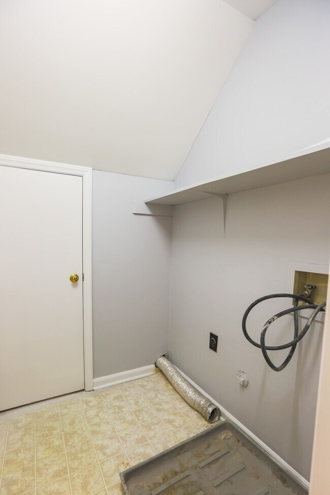 Building Photo - Available Early July! Renovated 3 bedroom ...