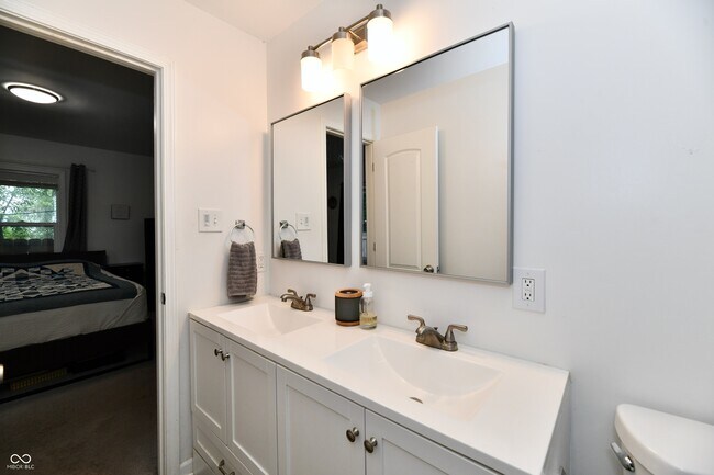 Building Photo - 1924 Mansfield St