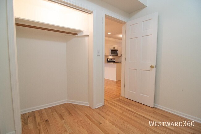 Building Photo - 954 N Honore St