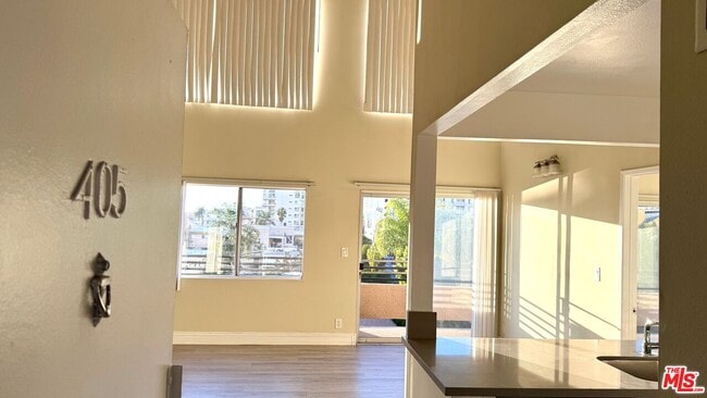 Building Photo - 701 S Kingsley Dr