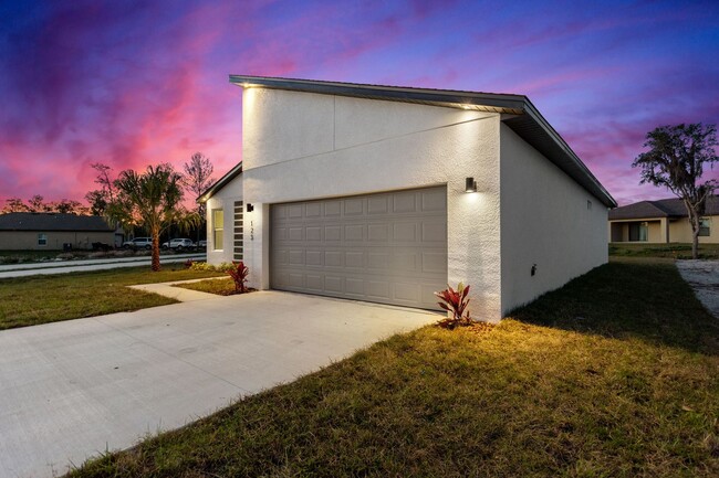 Building Photo - 123 Tulip Ln