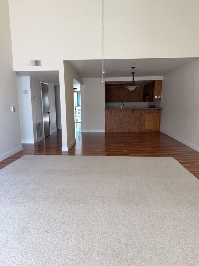 Building Photo - Lakefront Condo
