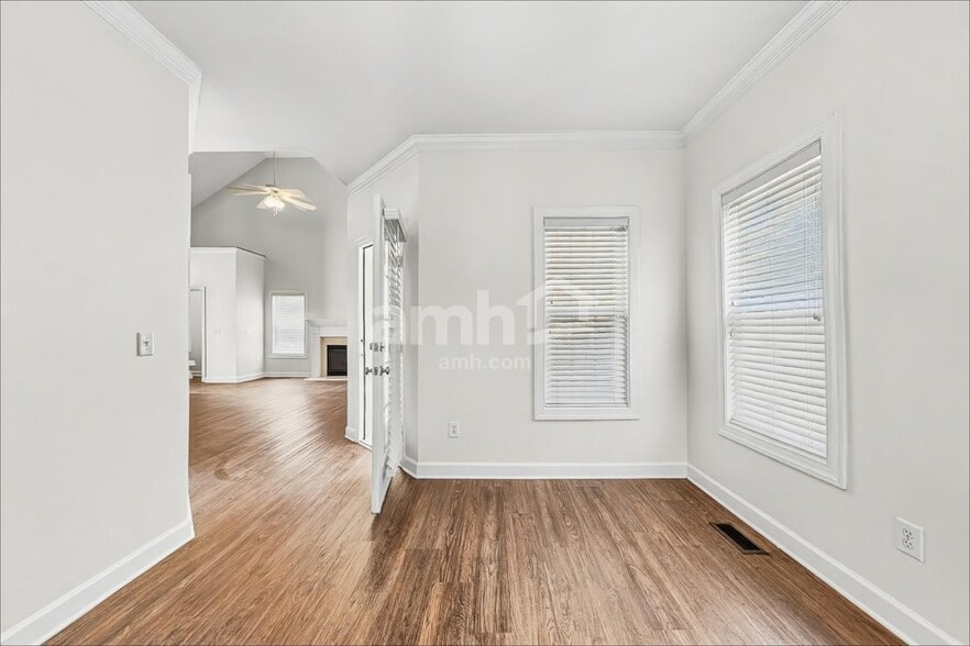 Building Photo - 2713 Denbel Cir