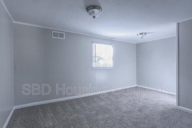 Building Photo - 1502 N Main St