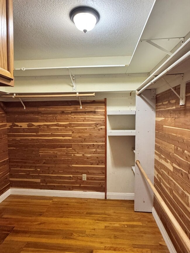 Building Photo - Charming 2-Bedroom Home with Fireplace, Backyard & Garage in Lakewood