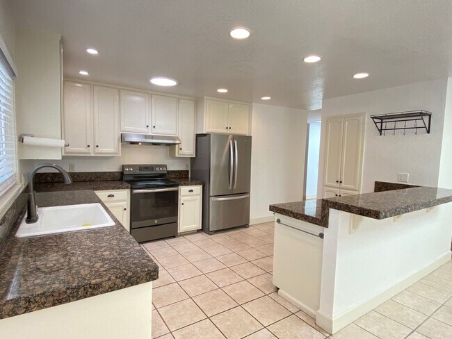 Building Photo - 3 Bedroom Home in East Santa Rosa