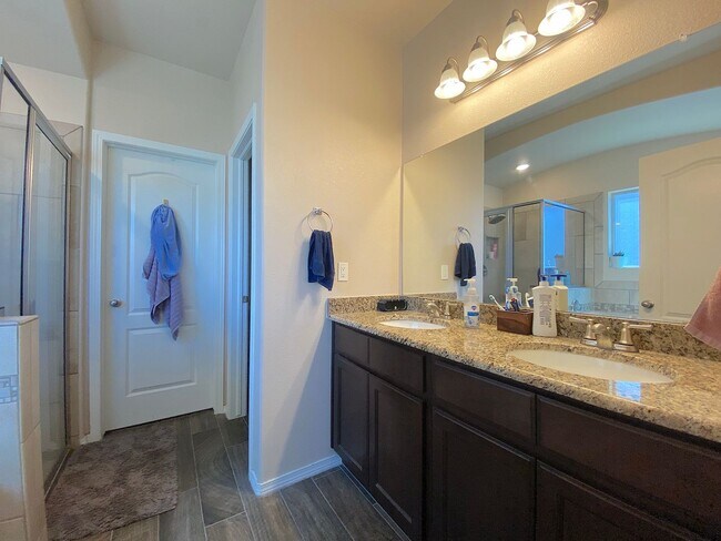 Building Photo - Gorgeous 4bed/3.5bath with 2 Master Bedrooms!