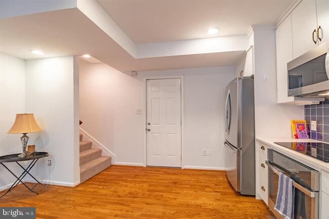 Building Photo - 423 18th St NE