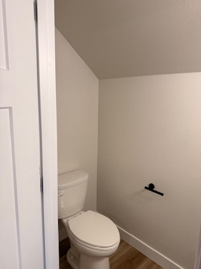 Building Photo - 3 Bedroom South Anchorage Townhouse! Utilities Included!