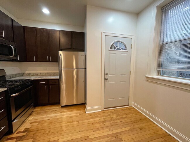 Building Photo - Lovely Renovated 1 BR In North Center