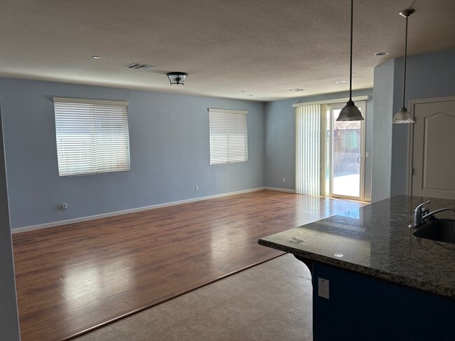 Building Photo - 1537 Sycamore Dr