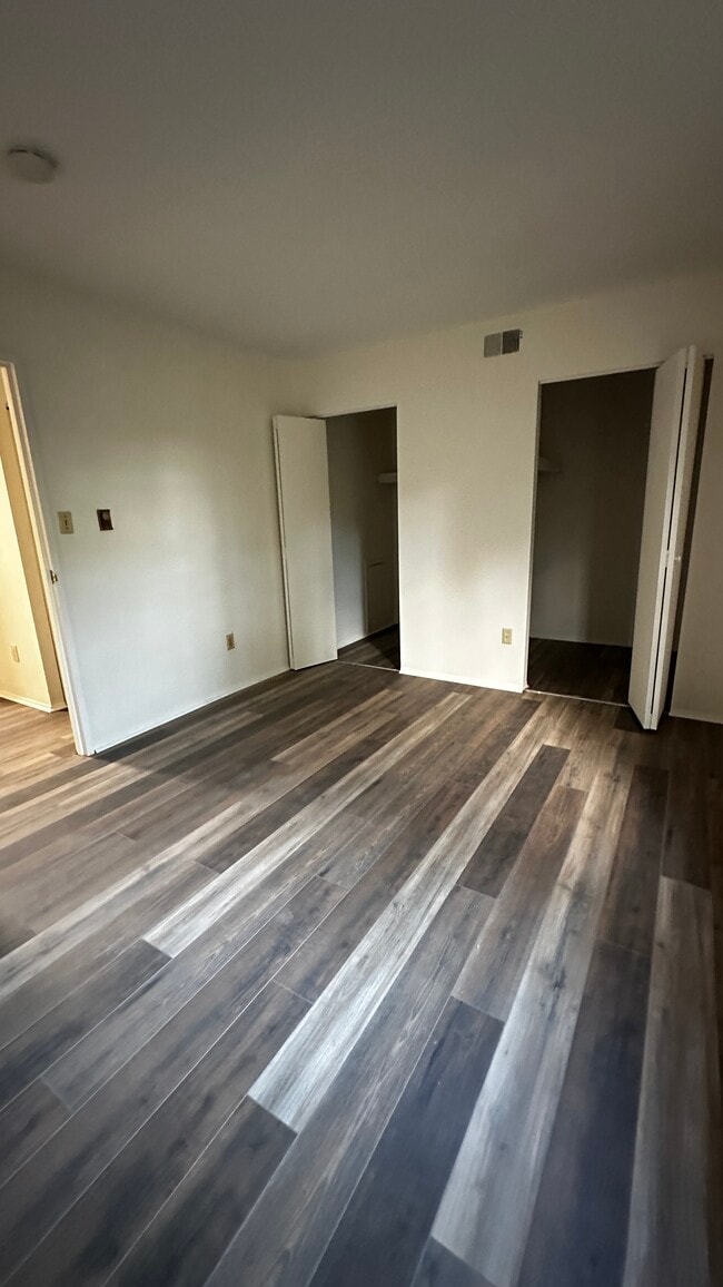 Building Photo - 1101 Bromley Est