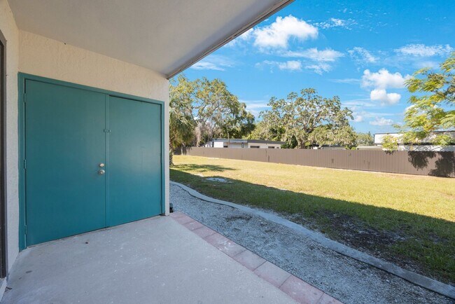 Building Photo - Newly Renovated 2 bedroom 2 bath within wa...