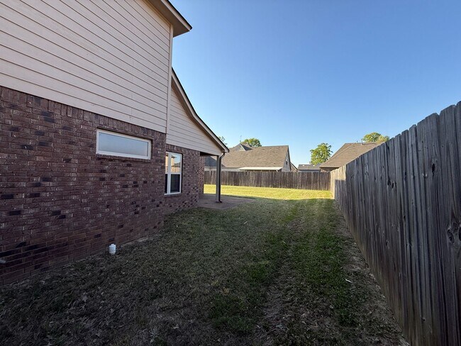 Building Photo - BEAUTIFUL SPACIOUS HOME IN BARTLETT