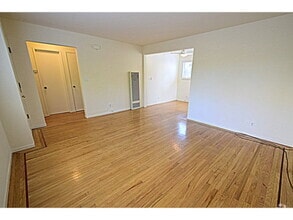Building Photo - NEW LISTING!QUIET Charm. Upper1BR/1BA In D...